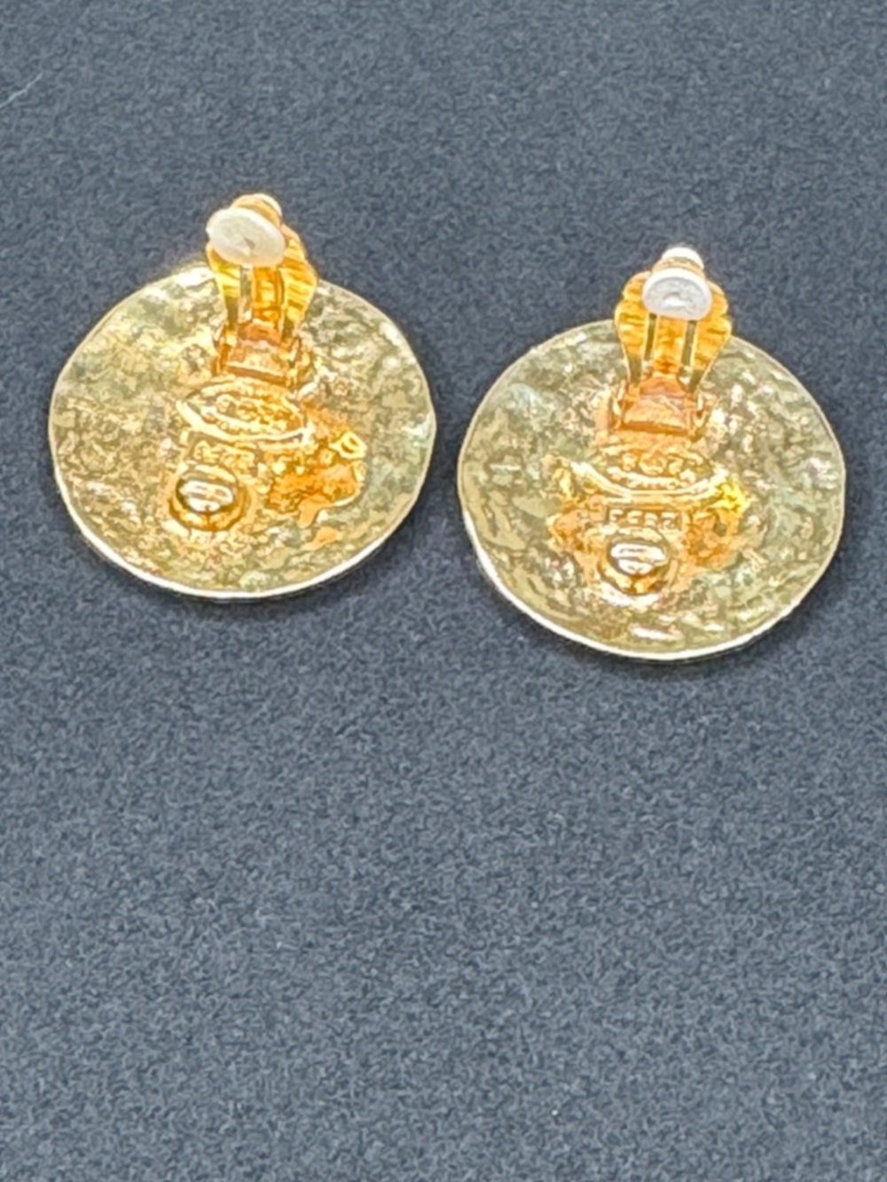 Chanel 1994 CC Logo Clip-On Earrings Gold Tone Round Vintage - Picture 12 of 12